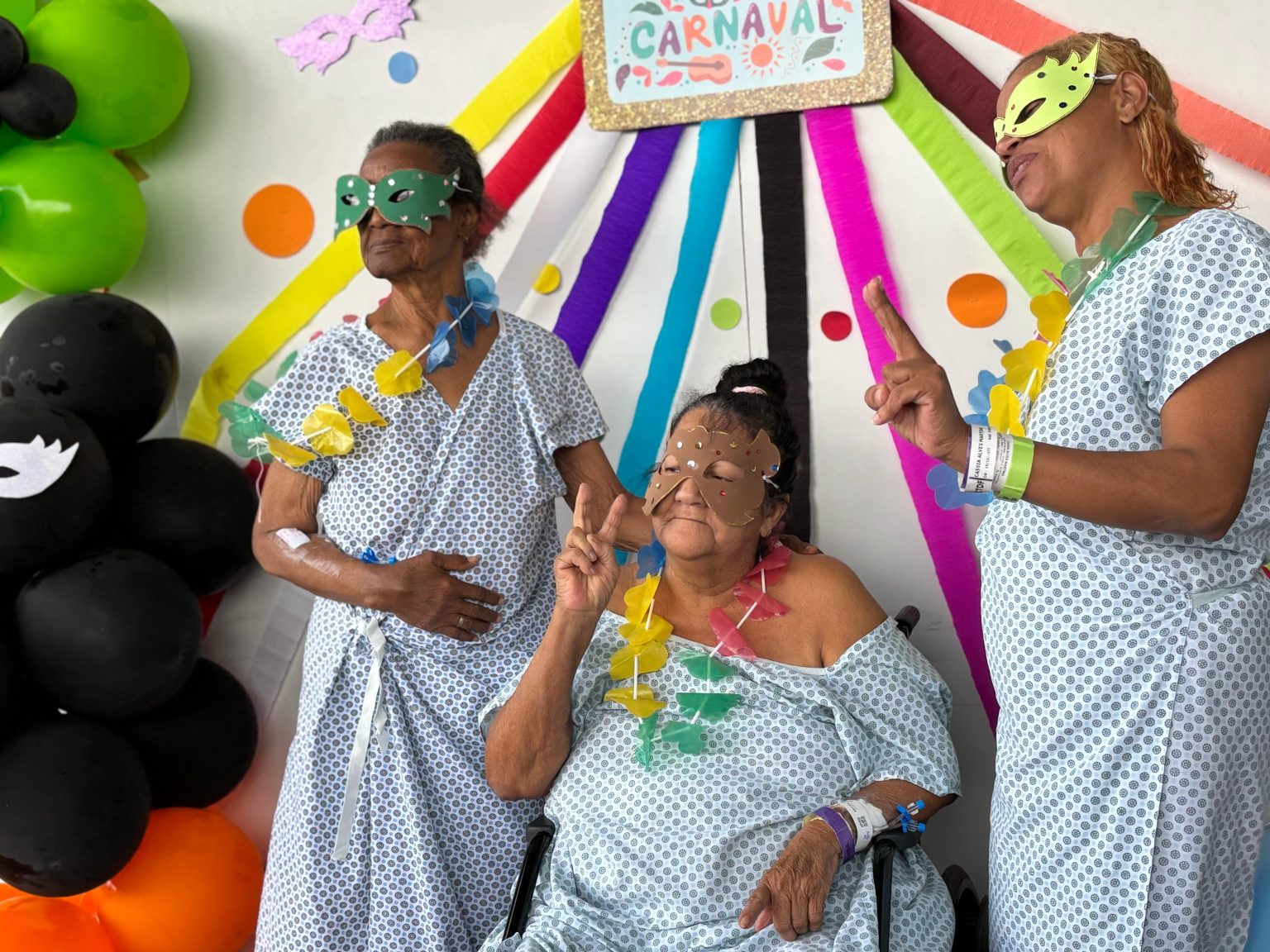 Bailinho de Carnaval no Hospital Cidade do Sol transforma internação em festa