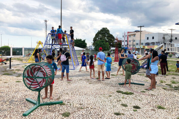 Fim de semana tem feira criativa, cinema com acessibilidade, teatro de sombras e atrações ao ar livre