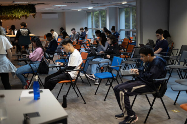 Cerca de 300 estudantes fazem avaliação de proficiência em língua inglesa para o programa Pontes para o Mundo