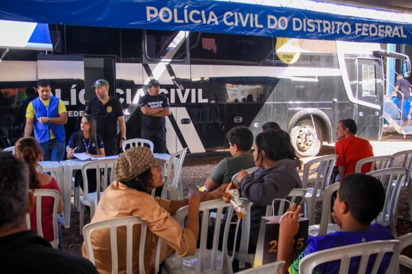 Comunidade de Santa Luzia, na Estrutural, recebe serviços do GDF Mais Perto do Cidadão