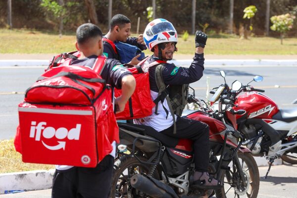 Ação inédita treina ciclistas profissionais de delivery para um trânsito mais seguro