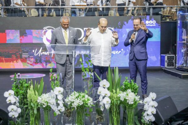 Governador Ibaneis Rocha reforça apoio a organizações religiosas durante agendas em Taguatinga